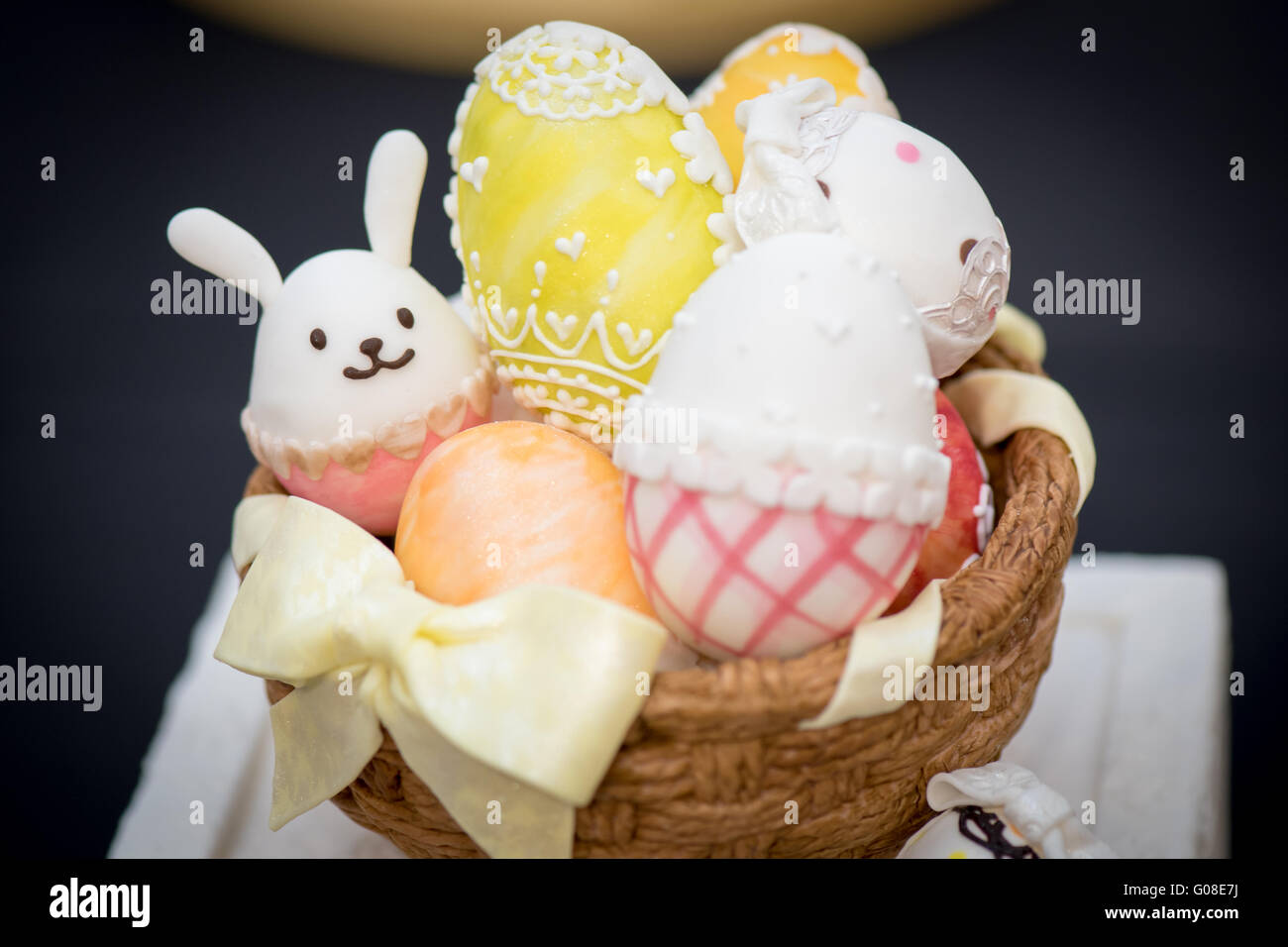 Coniglietto di Pasqua le uova nel paniere a Torta International - La Sugarcraft, torta decorazione e cottura mostra a Londra Foto Stock