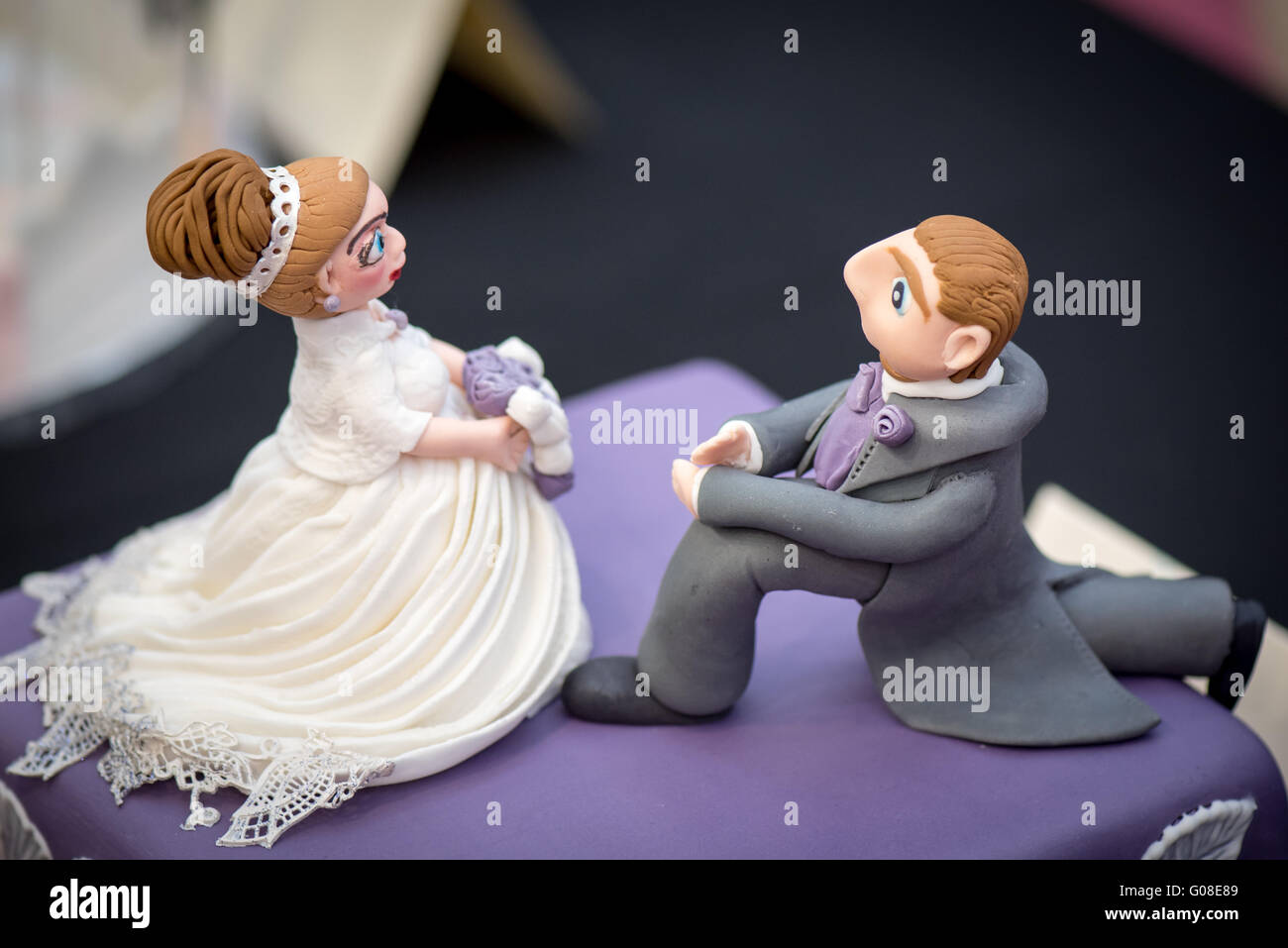 Sposa sposo proposta di matrimonio coppia sposata a Torta International - La Sugarcraft, torta decorazione e cottura mostra a Londra Foto Stock
