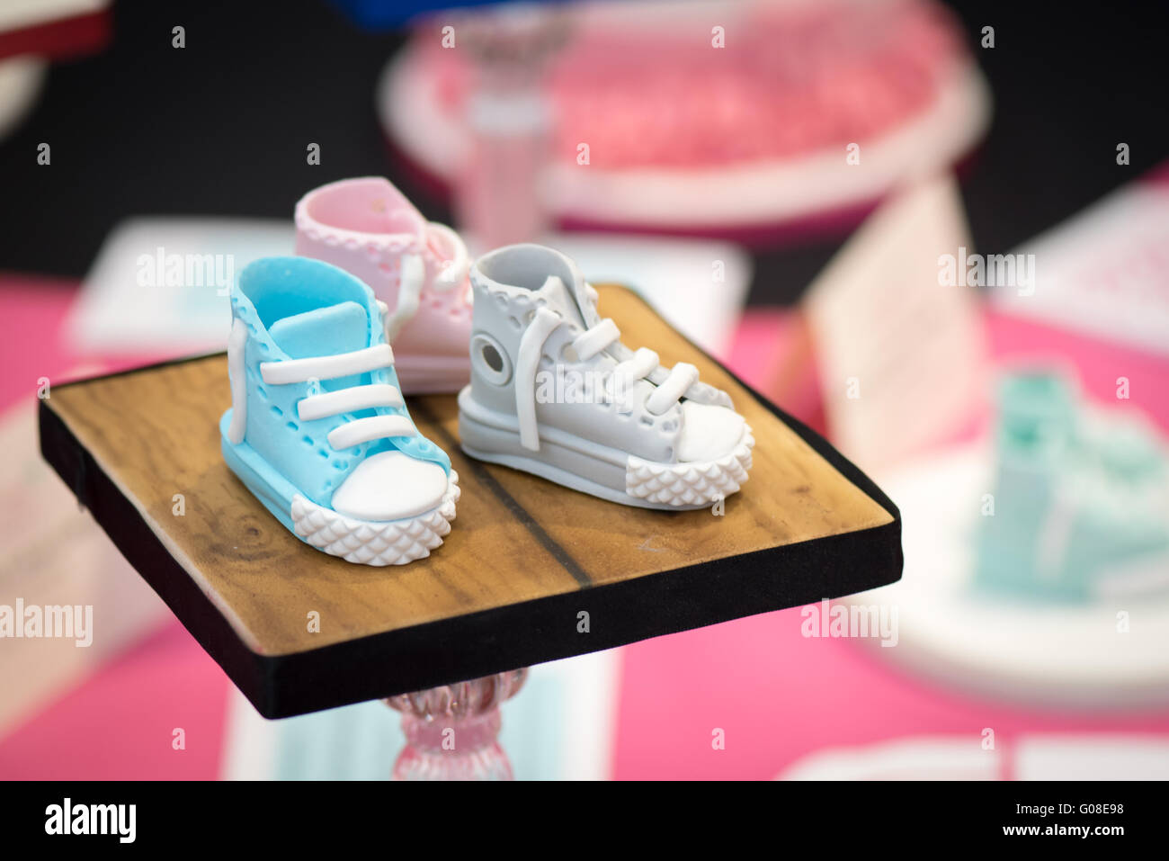 Prodotti commestibili Baby girl boy scarpa scarpe decorazione torta, torta International - La Sugarcraft, torta decorazione e cottura mostra a Londra Foto Stock