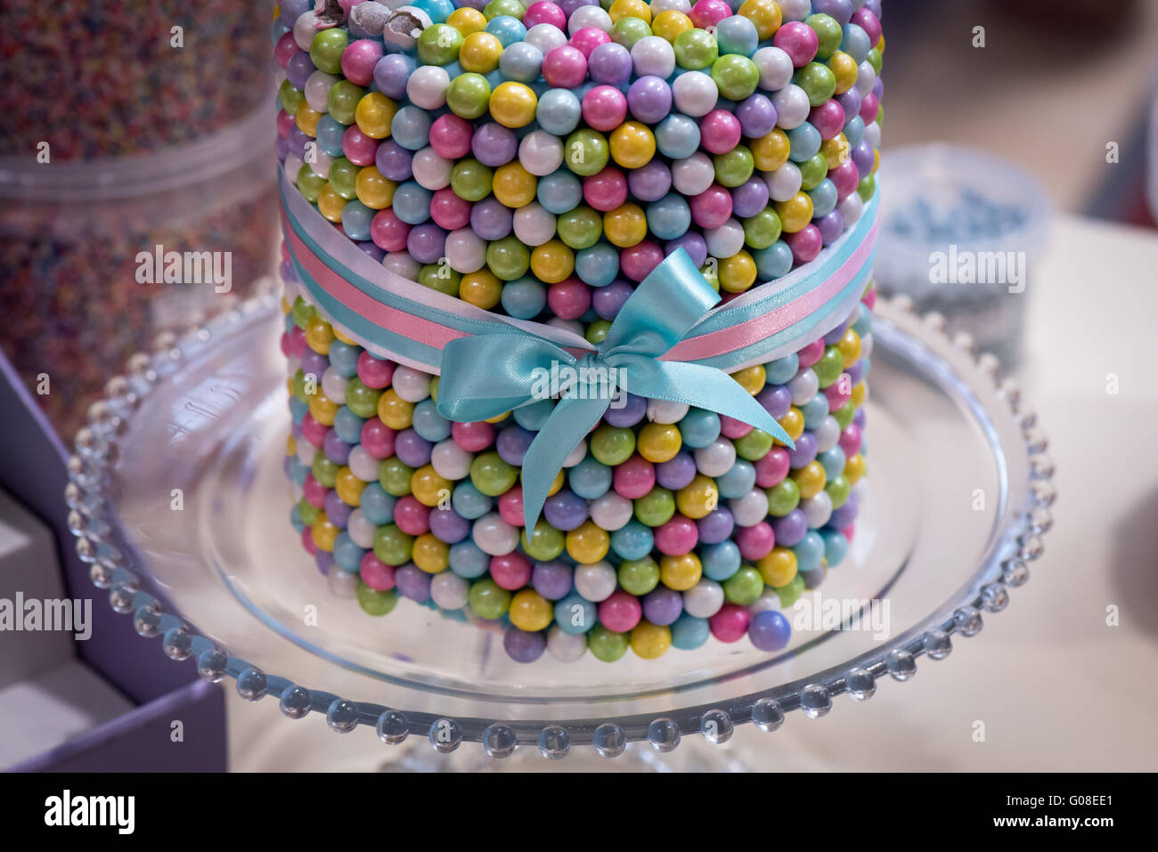 Zucchero commestibile perline di cioccolato torta di compleanno a Torta International - La Sugarcraft, torta decorazione e cottura mostra a Londra Foto Stock