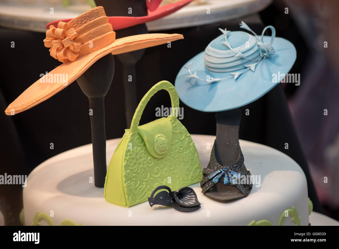 Cappello commestibili borsetta, scarpe moda decor torta a Torta International - La Sugarcraft, torta decorazione e cottura mostra a Londra Foto Stock