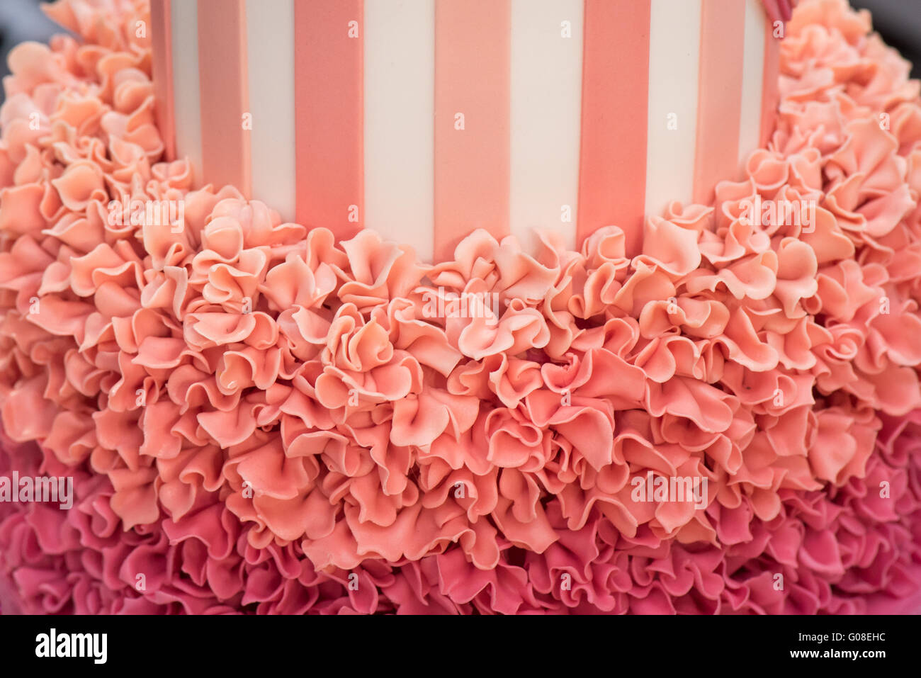 Torta di glassa fronzoli sulla torta di compleanno a Torta International - La Sugarcraft, torta decorazione e cottura mostra a Londra Foto Stock