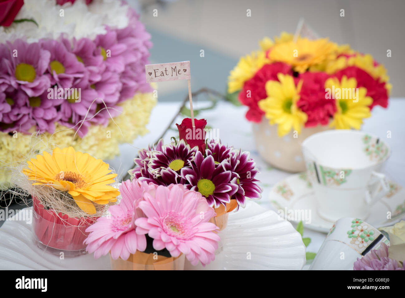 Mangiare me magic cupcake floreali Mad Hatter party a Torta International - La Sugarcraft, torta decorazione e cottura mostra a Londra Foto Stock