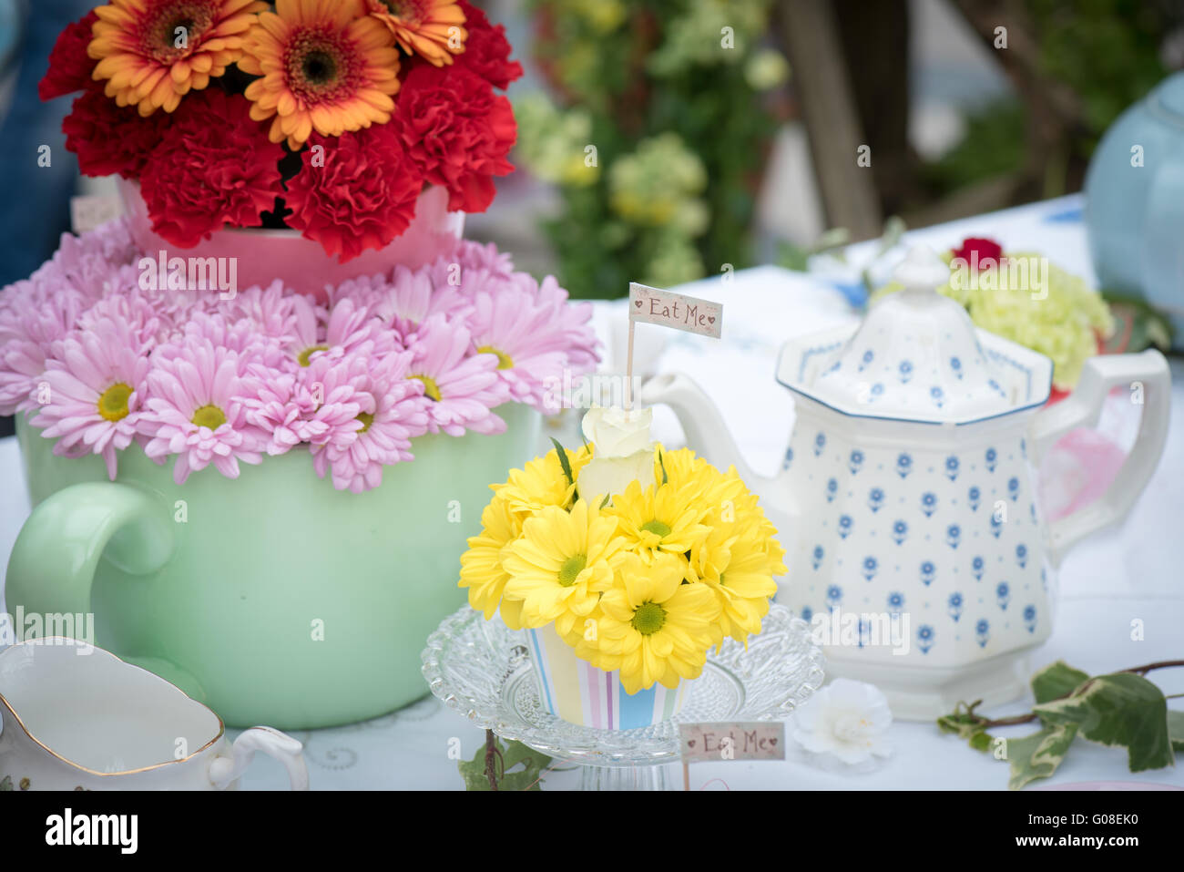 Mangiare me magic cupcake floreali Mad Hatter party a Torta International - La Sugarcraft, torta decorazione e cottura mostra a Londra Foto Stock