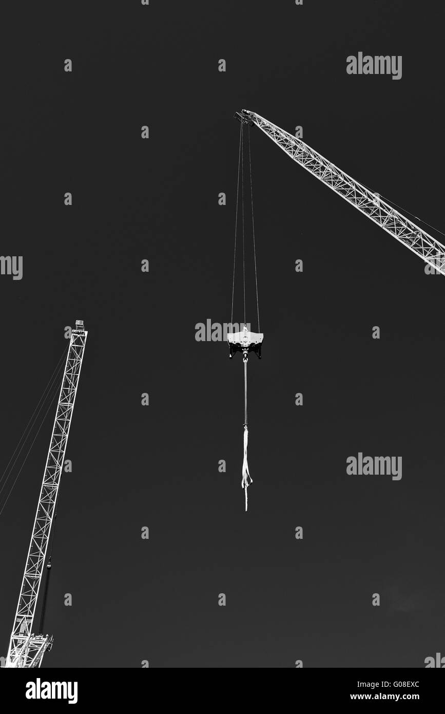 Metallo alte gru a Stratford costruzione sito nelle vicinanze di Queen Elizabeth Olympic Park a Londra, Regno Unito. Foto Stock