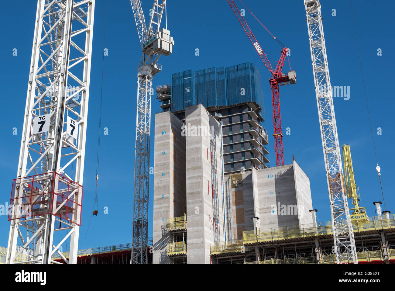 Metallo alte gru a Stratford costruzione sito nelle vicinanze di Queen Elizabeth Olympic Park a Londra, Regno Unito. Foto Stock