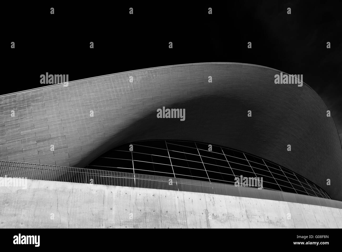 London Aquatics Centre di Zaha Hadid per Olimpiadi di Londra tetto curvo struttura asimmetrica a Londra, Regno Unito Foto Stock