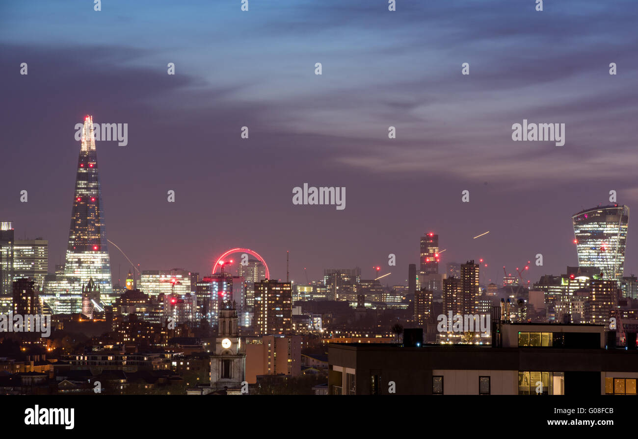 La vita notturna di Londra vista panoramica che si affaccia Shard Oxo Tower of London Eye walkie talkie da Balfron torre in legno di pioppo, Londra, Regno Unito. Foto Stock