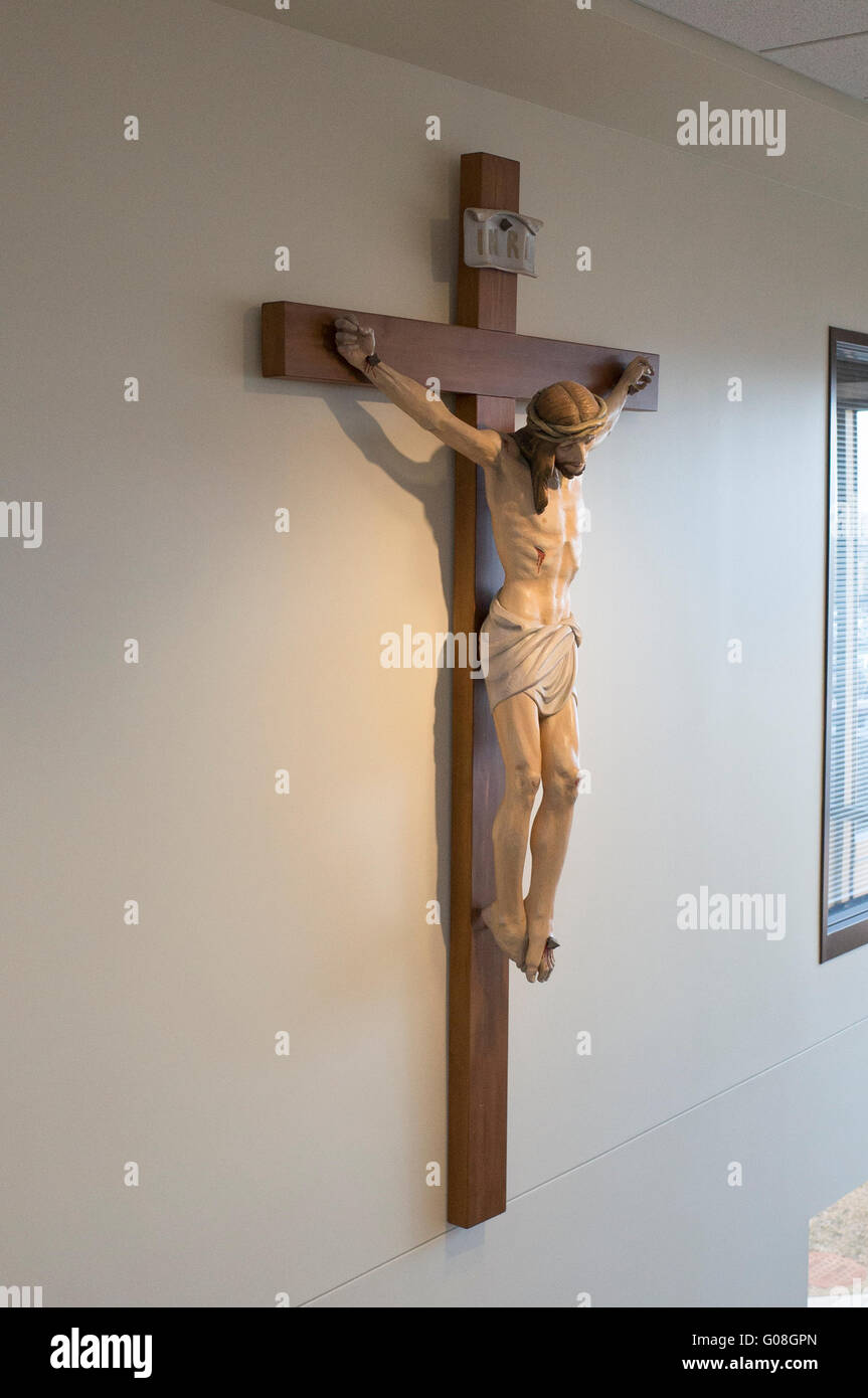 Crocifisso cattolico di Gesù sulla croce montato sulla parete. Mendota Heights Minnesota MN USA Foto Stock