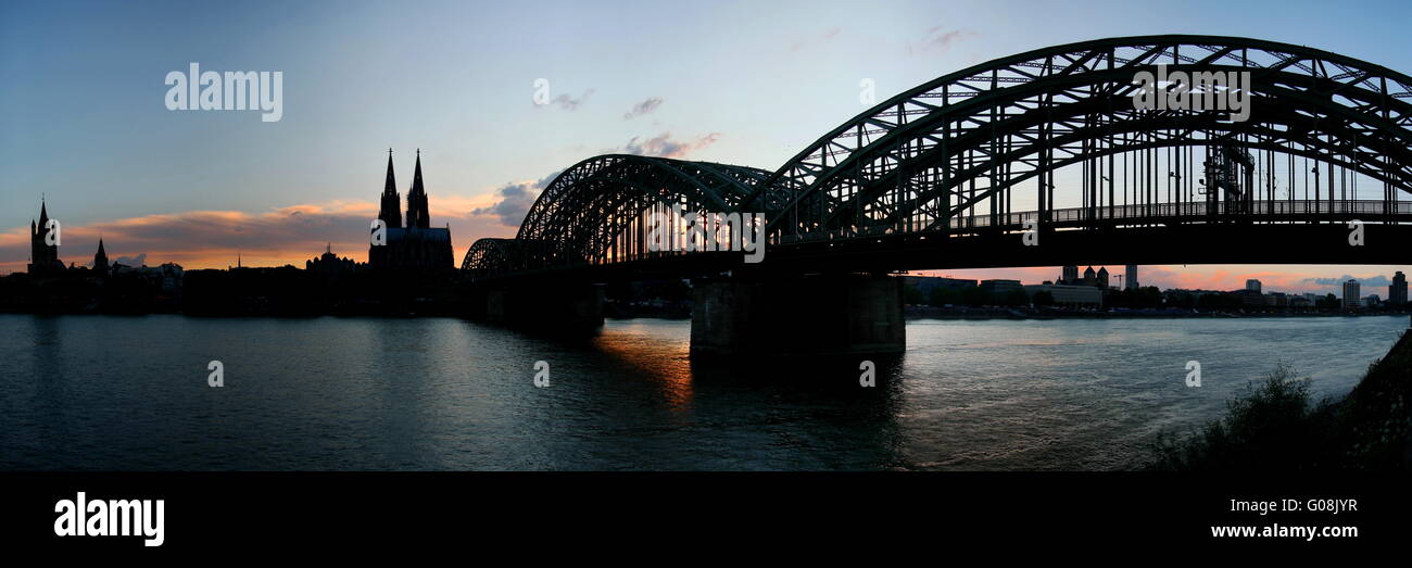 Ponte e Cattedrale nella festa delle luci Foto Stock