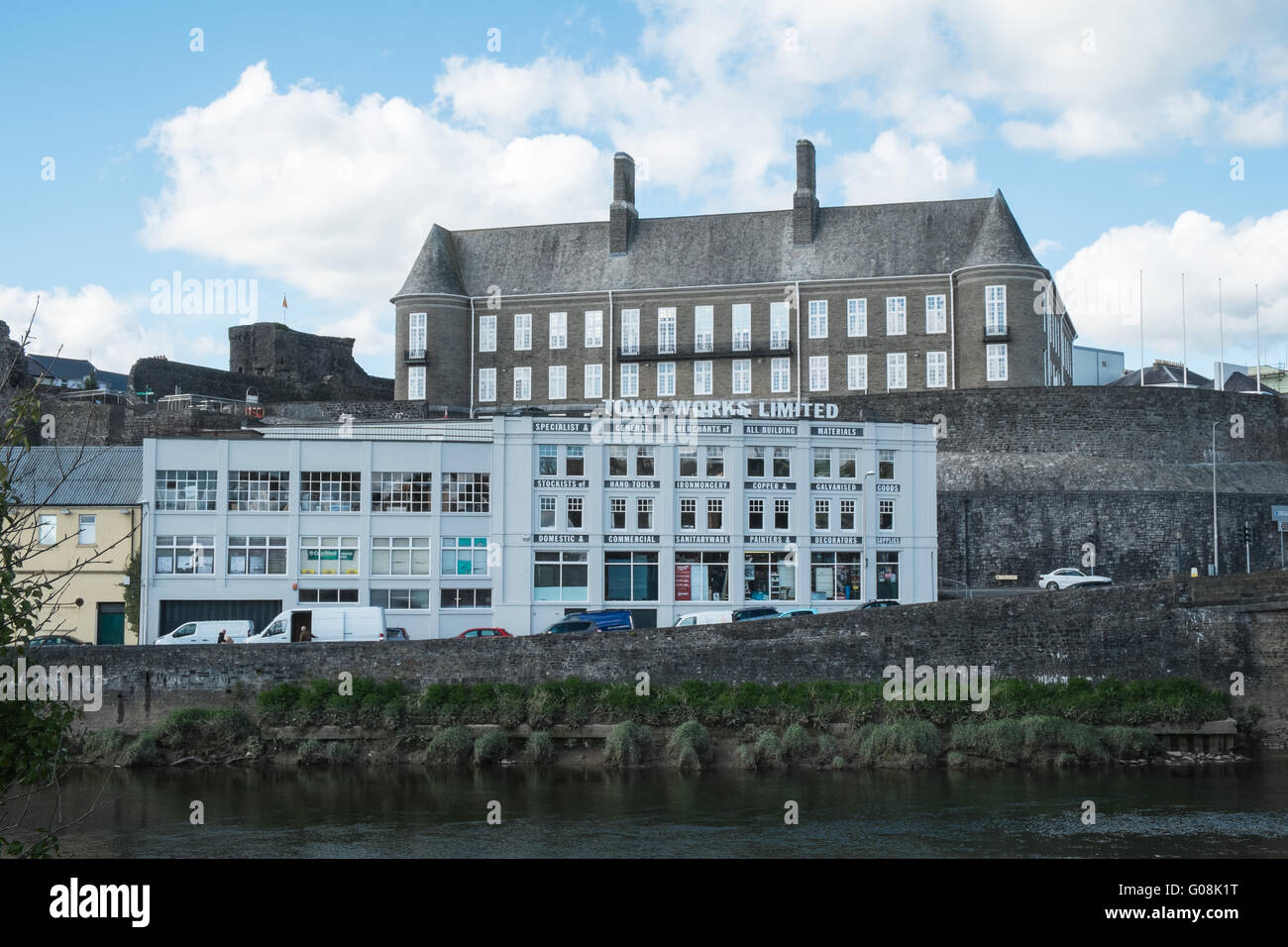 Carmarthenshire County Council Building, Towy funziona e il fiume Towy,Carmarthen Town,Carmarthenshire,Galles,U.K. Foto Stock