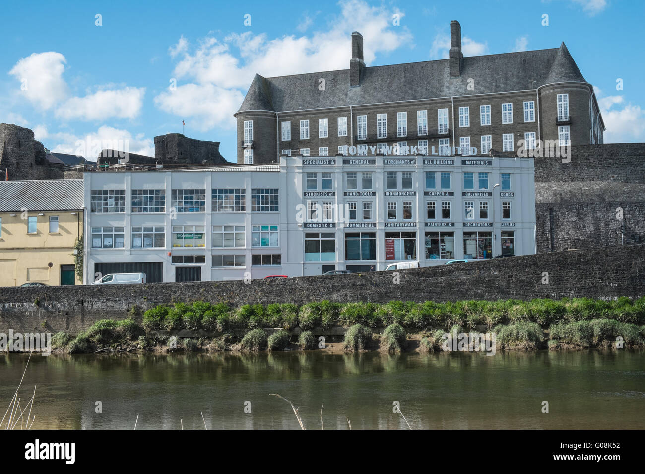 Carmarthenshire County Council Building, Towy funziona e il fiume Towy,Carmarthen Town,Carmarthenshire,Galles,U.K. Foto Stock