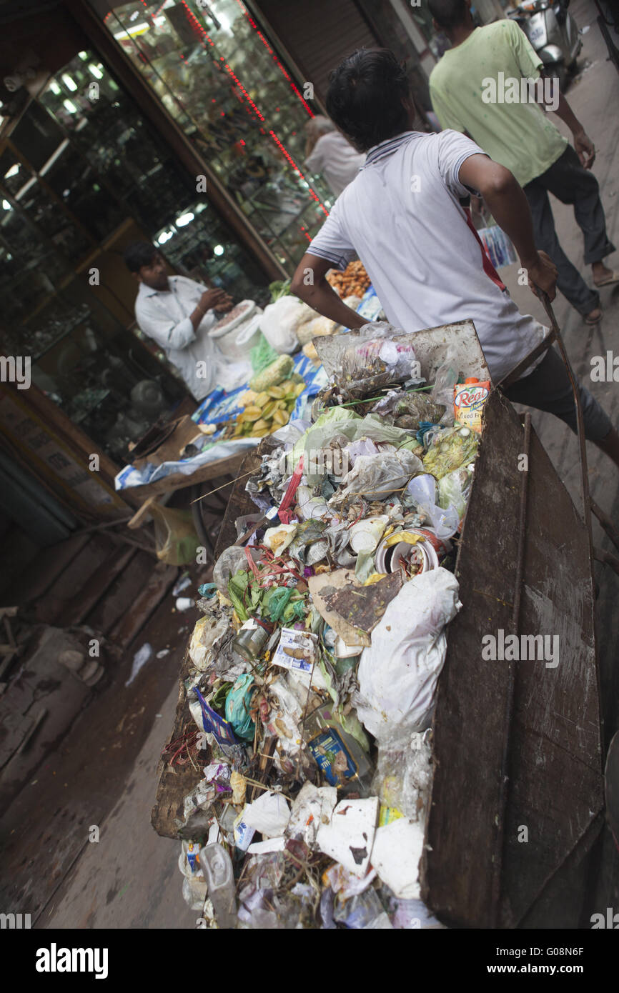 Indian porta garbage su un carrello, Dehli, India Foto Stock