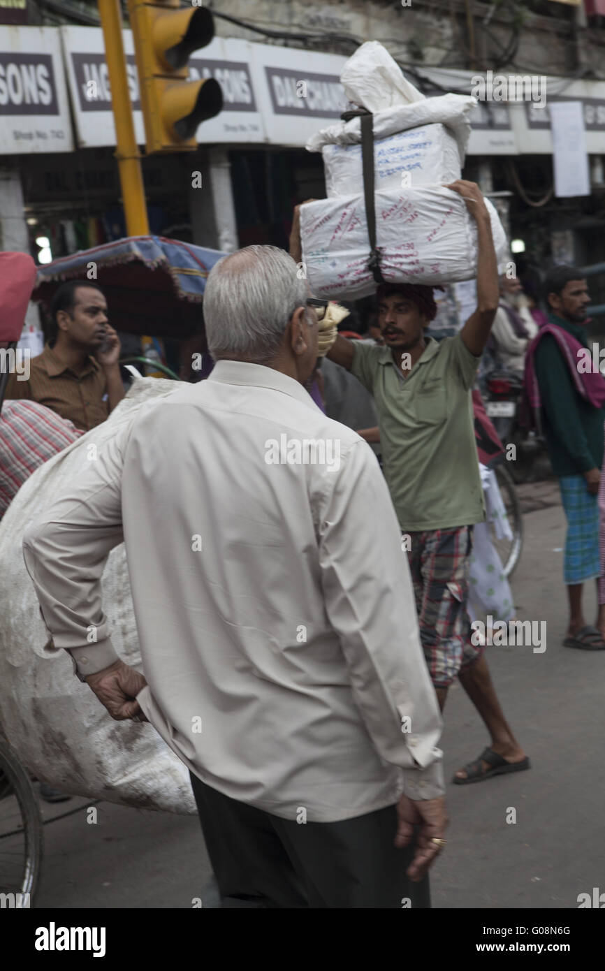 Indiano pacchetti trasporta sulla testa, Dehli, India Foto Stock