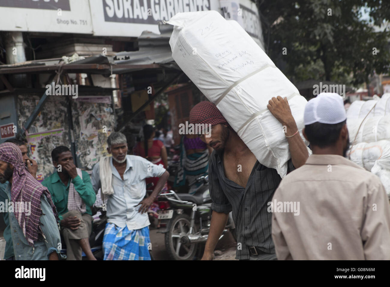 Indien porta un grande pacchetto, Old-Dehli, India Foto Stock