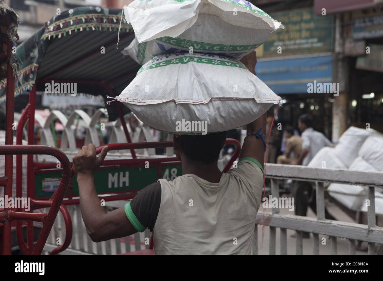 Indian porta un sacco di mandorle sulla testa Foto Stock
