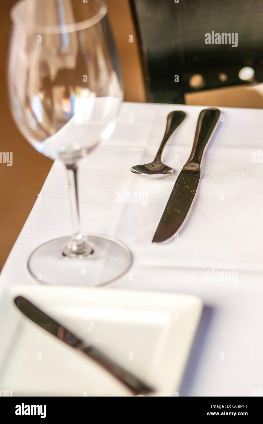 Una cena elegante tavolo con coltello forcella e bicchiere di vino Foto Stock