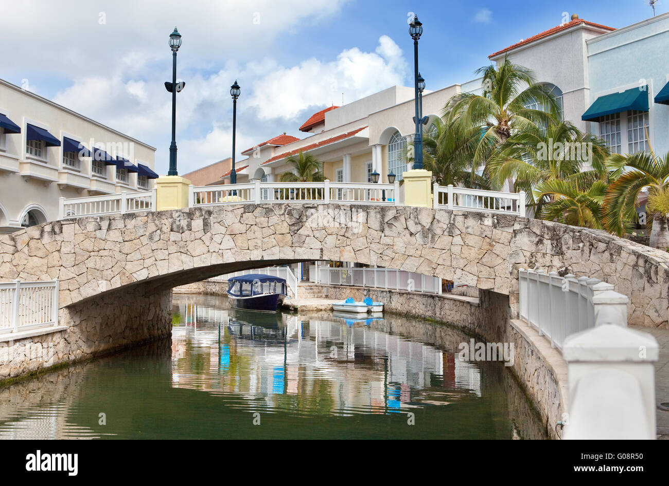 Il ponte di pietra sul canale di tropici Foto Stock