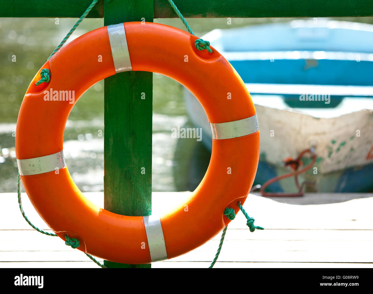 Salvagente all'ormeggio e la barca su un backgrou Foto Stock