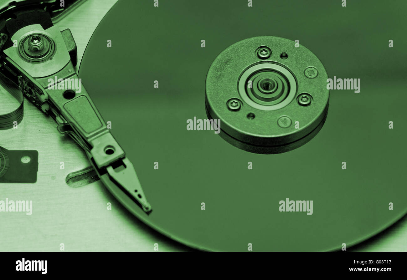 Aprire il computer il disco rigido su sfondo bianco con verde (HDD Foto Stock