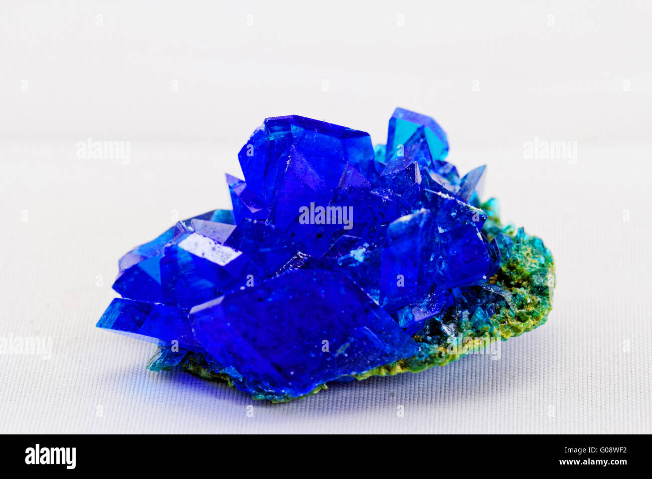 Foto macro sui cristalli di blu di vetriolo - solfato di rame Foto Stock