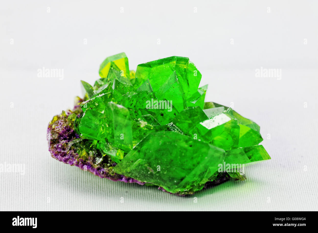 Close up picture circa un cristallo con colore smeraldo su sfondo bianco (green crystal) Foto Stock
