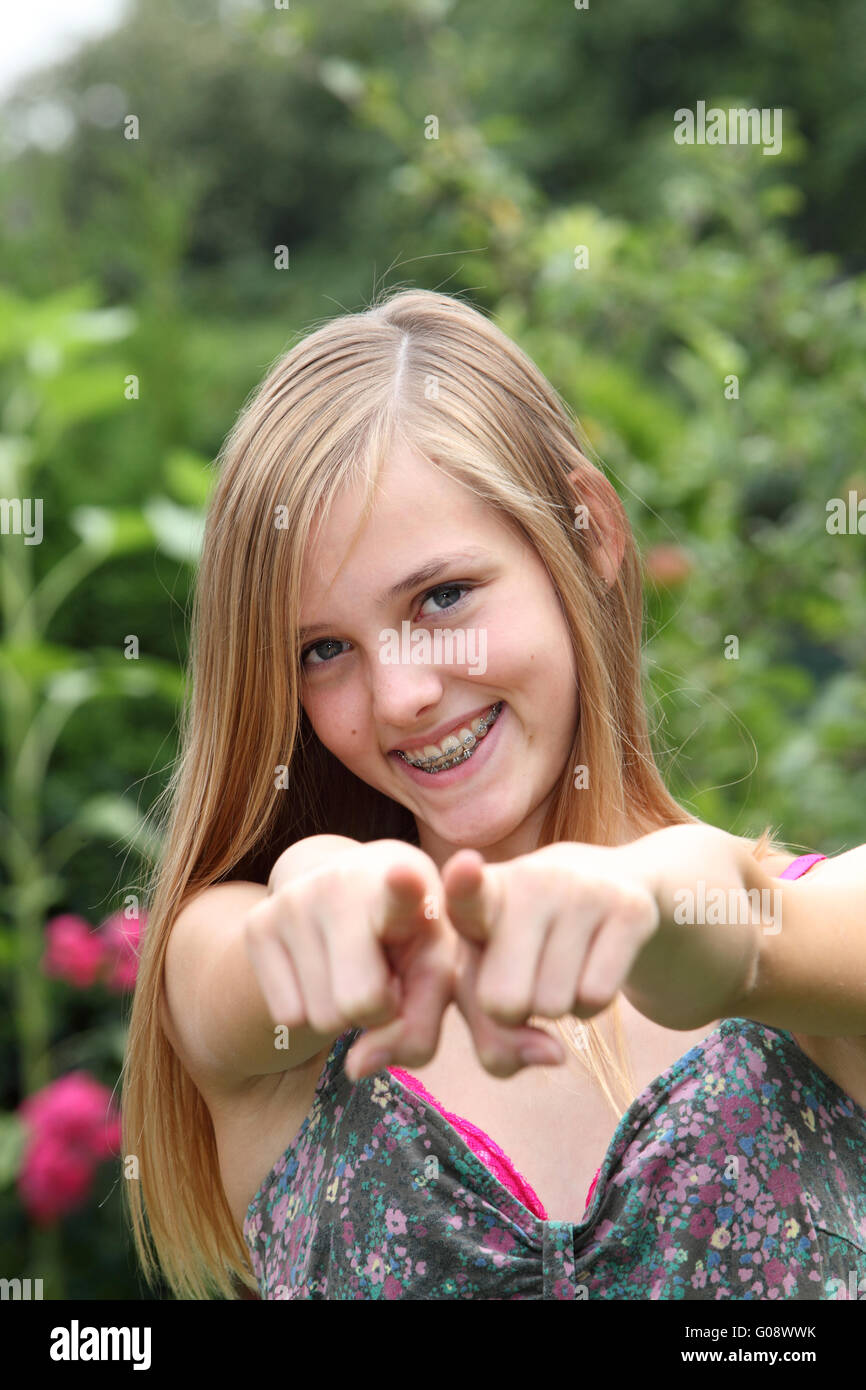 Giovane donna puntando le dita verso la telecamera Foto Stock