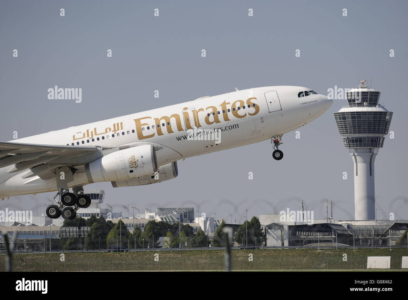 Aereo Emirates Airbus A 330 mentre il decollo Foto Stock