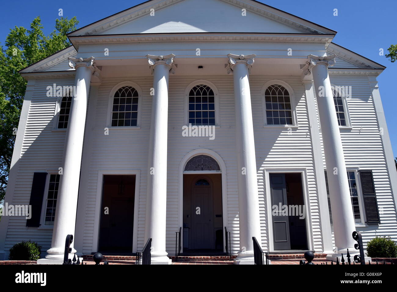 New Bern, North Carolina: fronte ovest di 1822 Prima Chiesa Presbiteriana con quattro colonne corinzie e tre portali Foto Stock