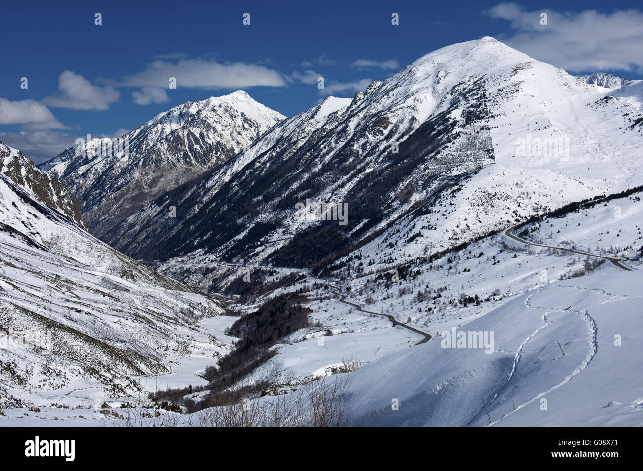 In inverno il paesaggio di montagna dei Pirenei, Francia Foto Stock