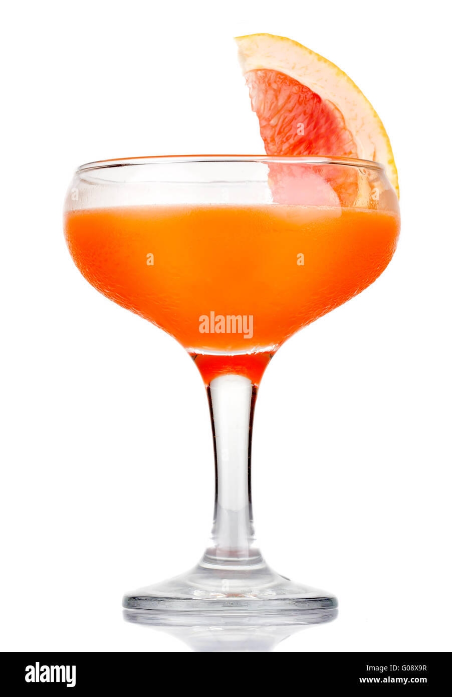 Orange cocktail alcolici con fetta di frutta isolato su bianco Foto Stock