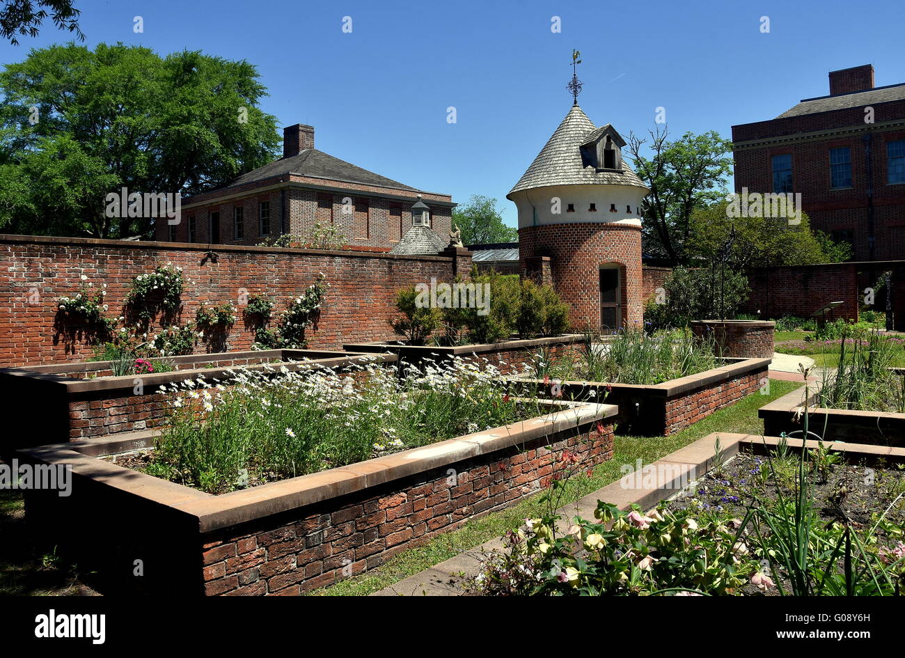New Bern, North Carolina: alzato in mattoni piantando letti con colombaia nei giardini a 1770 Tryon Palace Foto Stock