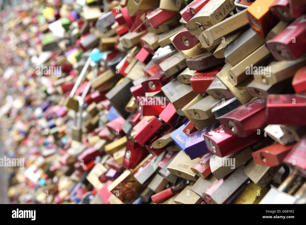 Un sacco di lucchetti sul Hohenzollern-bridge, Colo Foto Stock