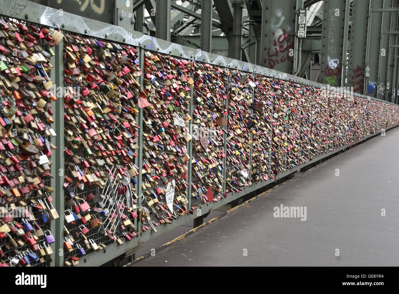Un sacco di lucchetti sul Hohenzollern-bridge, Colo Foto Stock