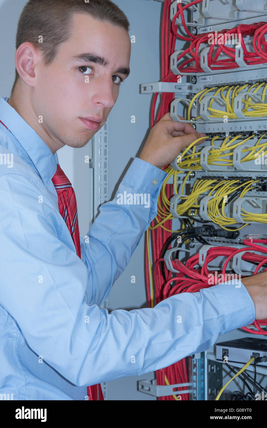 I giovani adulti al lavoro su un server Foto Stock