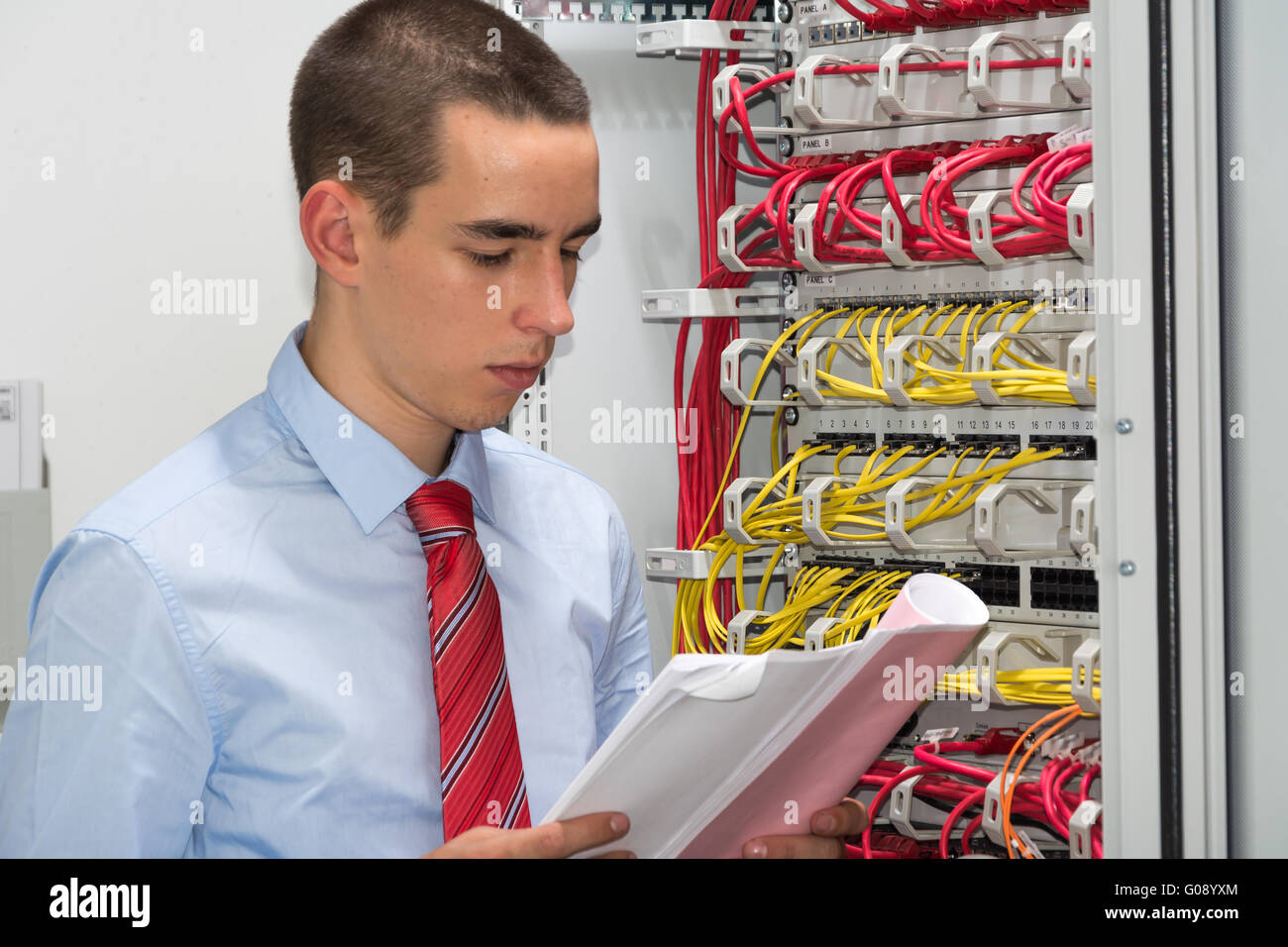 Giovane ingegnere di rete in sala server Foto Stock