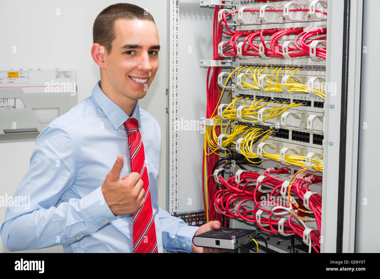 Giovane ingegnere di rete in sala server Foto Stock