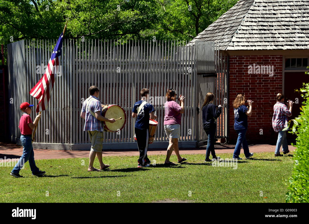New Bern, North Carolina :Fife e Drum corps con portabandiera marching nei giardini a Tryon Palace Foto Stock