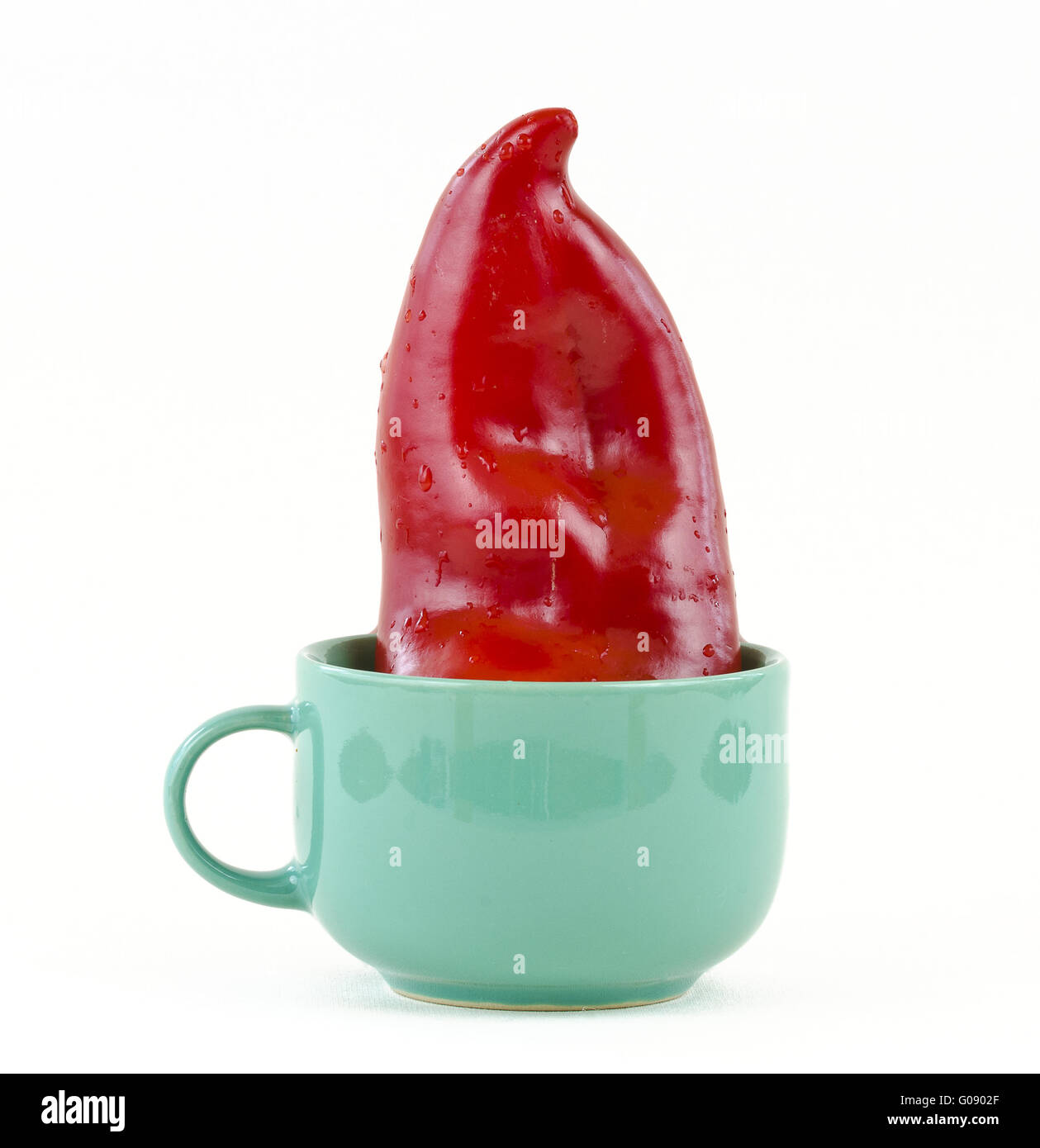 Rosso pepe dolce in una tazza verde con maniglia Foto Stock