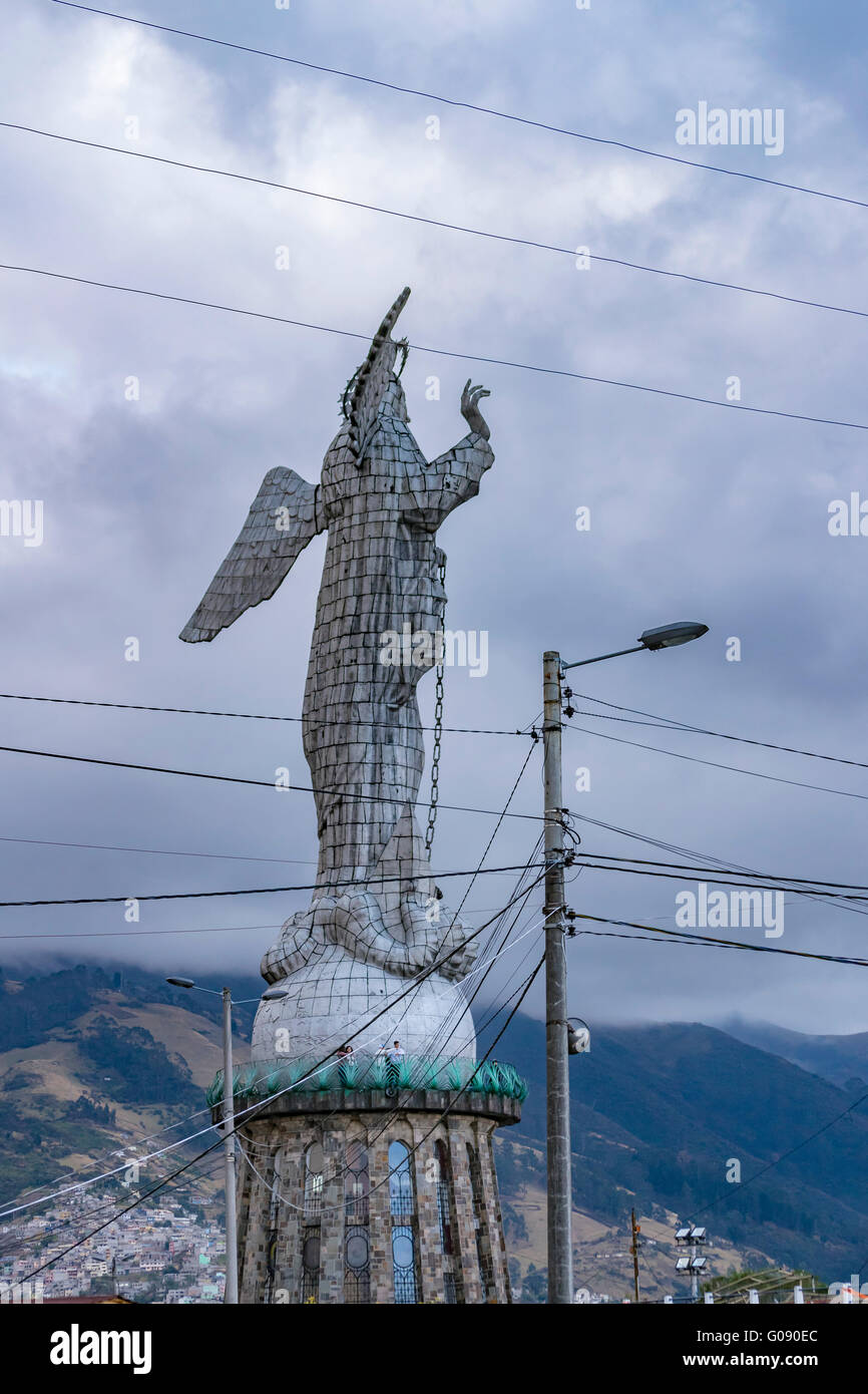 Panecillo vergine o vergine di Quito che è un monumento in onore di Maria Vergine Immacolata situato in cima ad una collina in Esci Foto Stock
