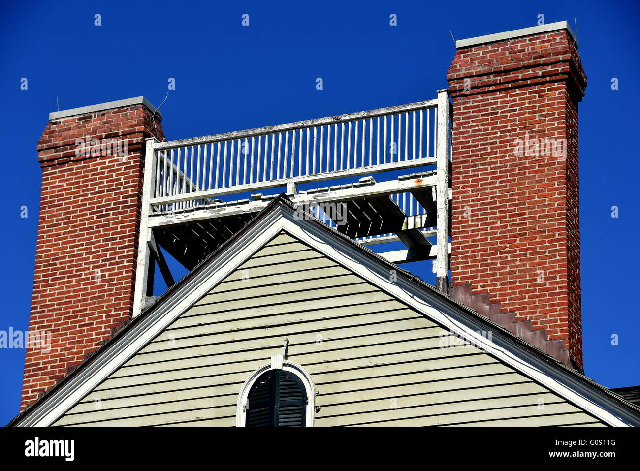 New Bern, North Carolina: Wdow a piedi e dual ciminiere in laterizio in cima al tetto del 1835 Dixon House Foto Stock