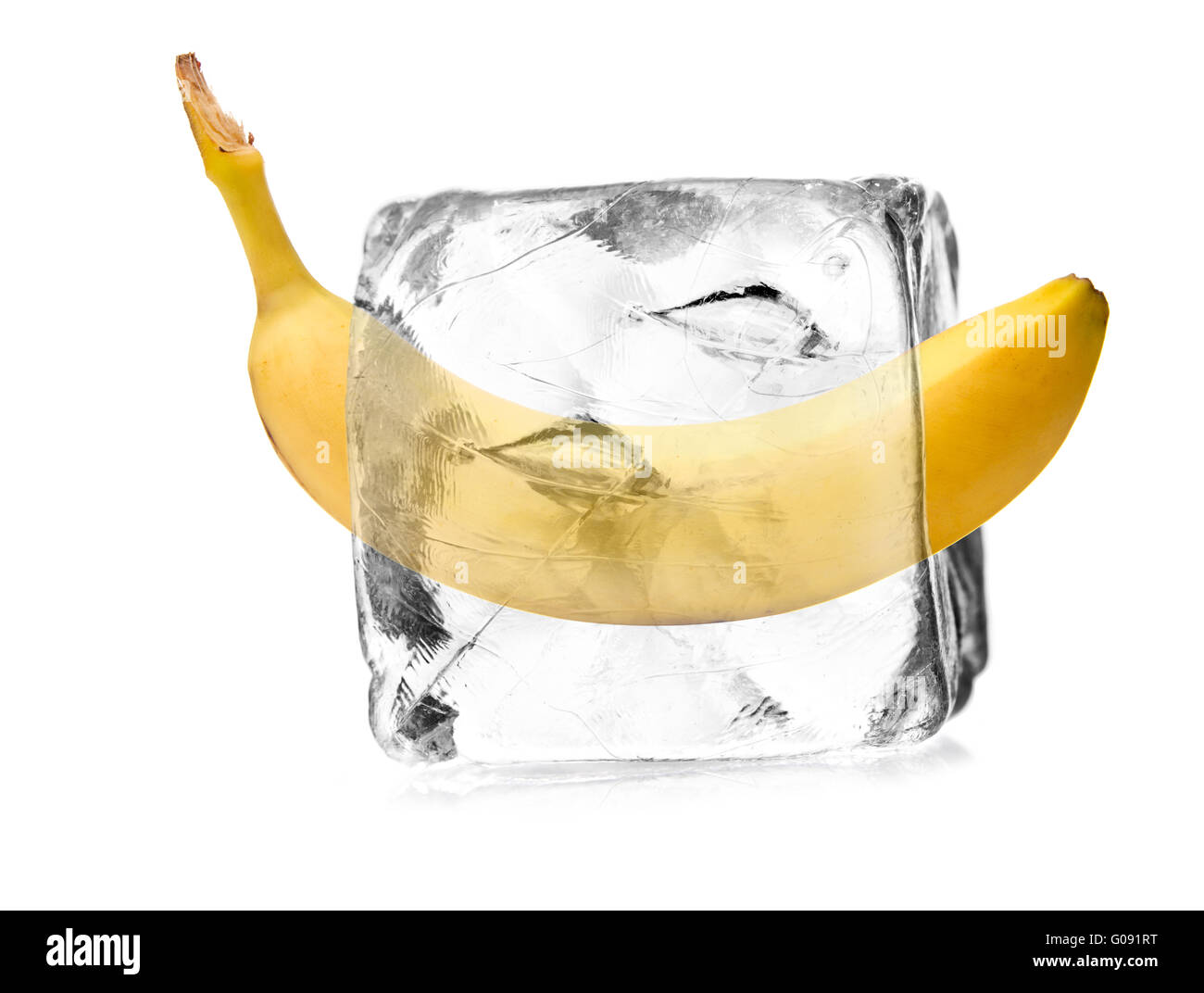 Banana in un cubo di ghiaccio isolato, sfondo bianco Foto Stock