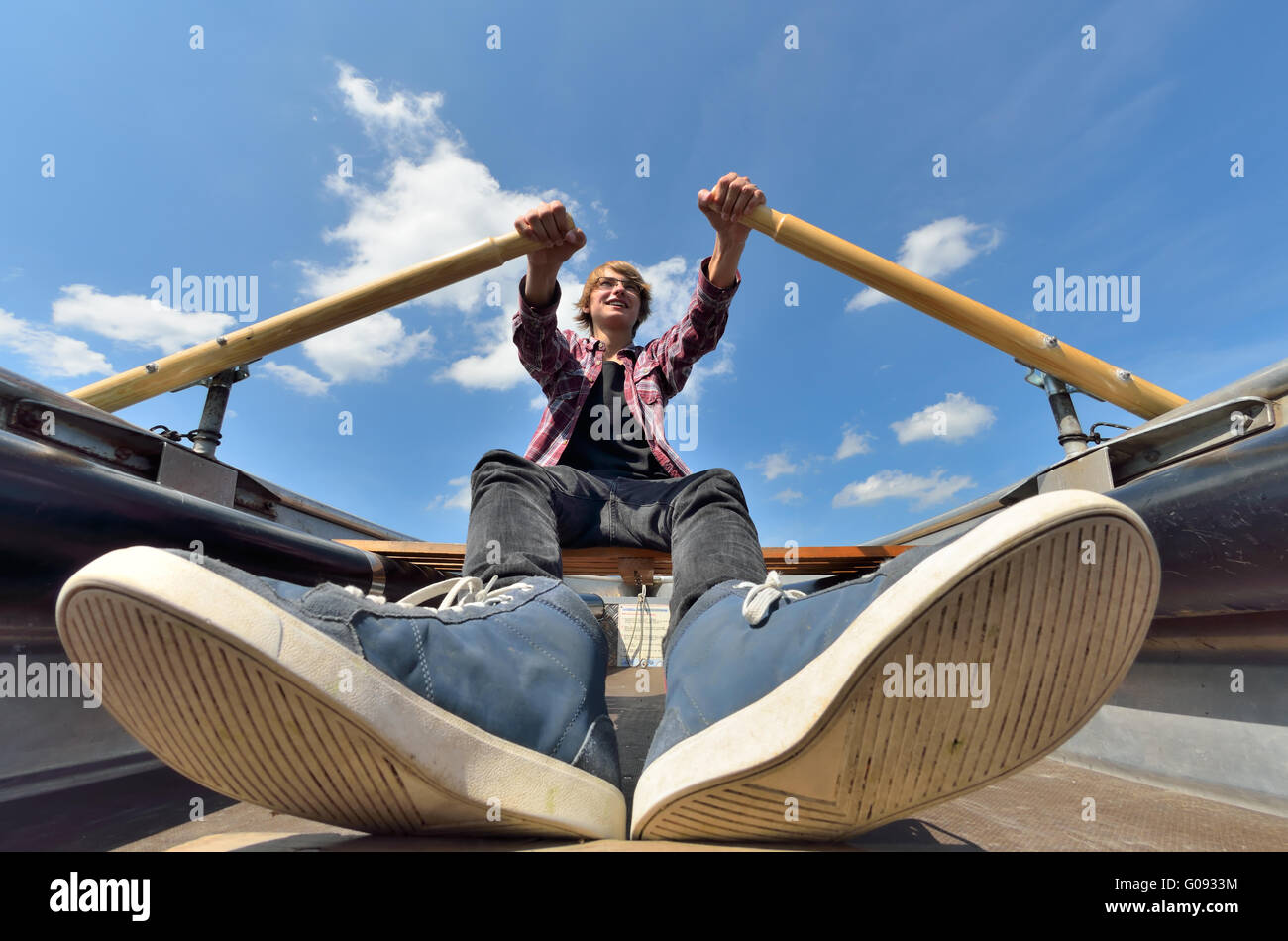 Adolescente in barca a remi Foto Stock