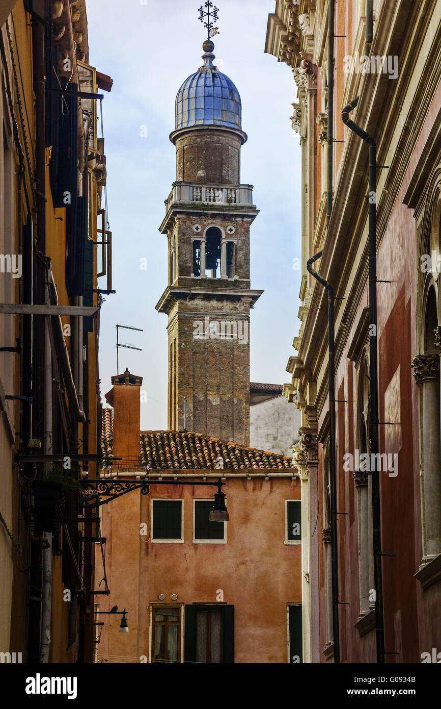 Il campanile della chiesa da un Backstreet Venezia Italia Foto Stock