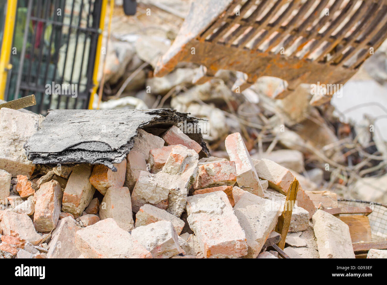 Industria di demolizione macchina prendendo i muri del vecchio edificio in fabbrica Foto Stock