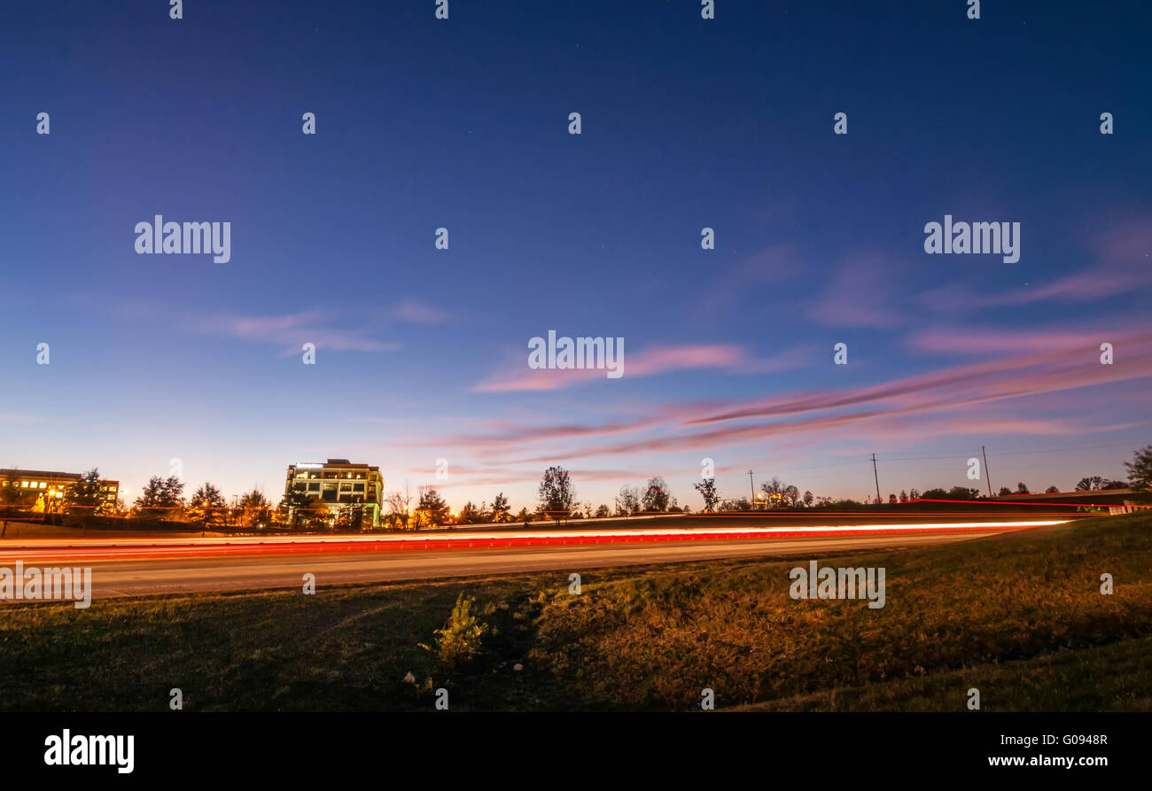 Di sera il traffico pendolari vicino a steele creek Charlotte nella Carolina del nord Foto Stock