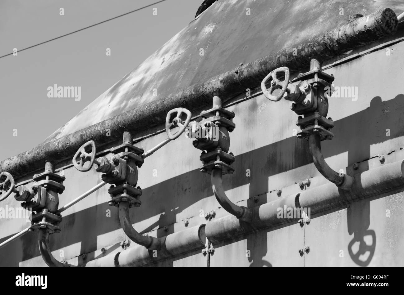 Tubi, rubinetti e un serbatoio di ruggine, dettaglio da ora chiuso 1939 costruito Peters gelato nella factory di Taree, NSW, Australia Foto Stock