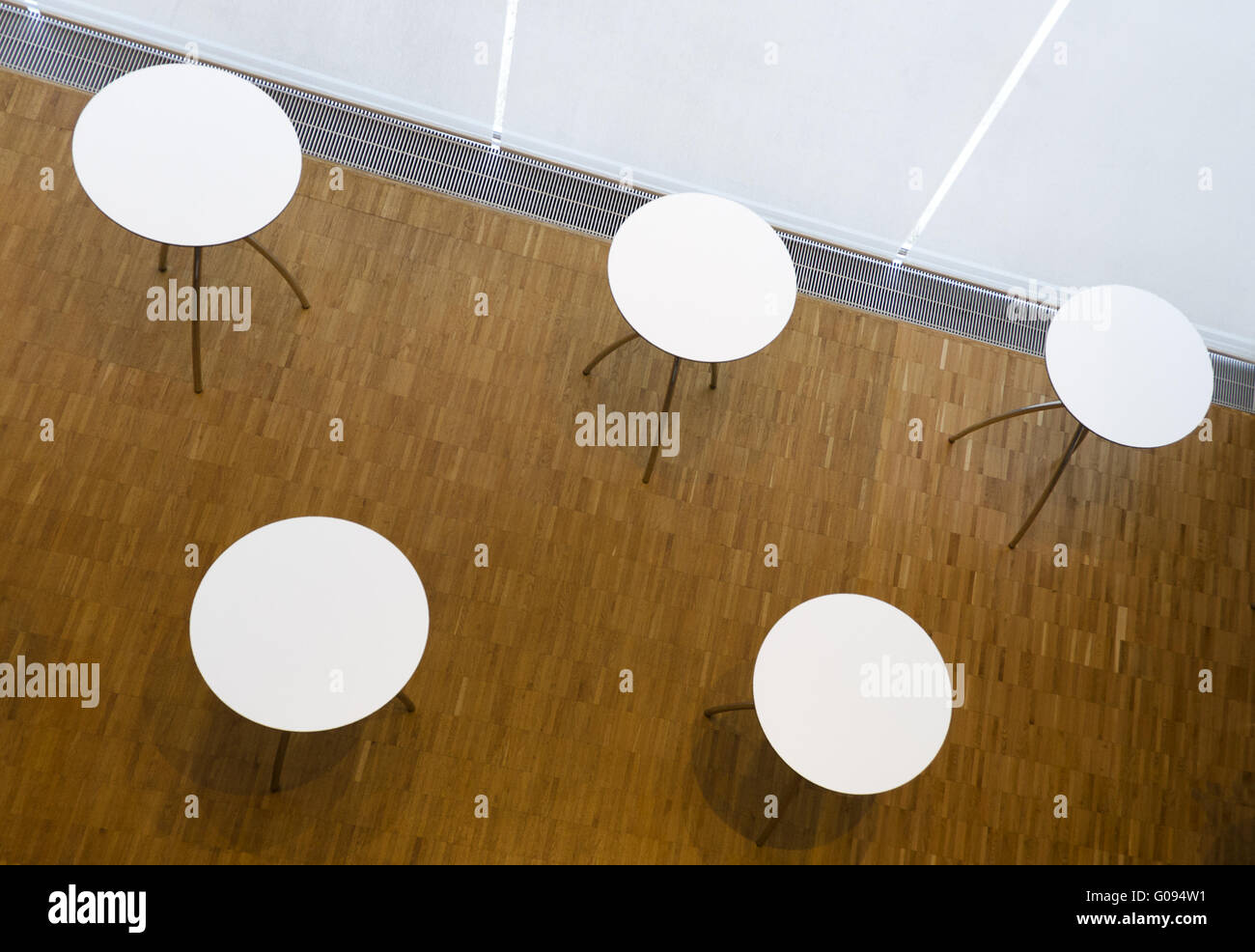 5 tavola con circolare bianco tops e parquet Foto Stock