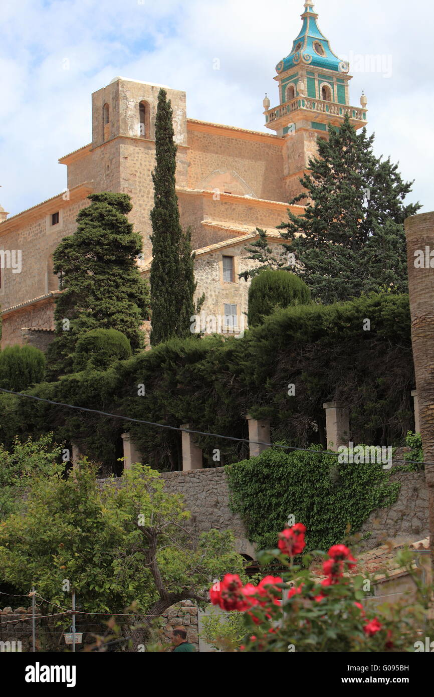 Giardino terrazzato al di sotto di una chiesa del paese Foto Stock