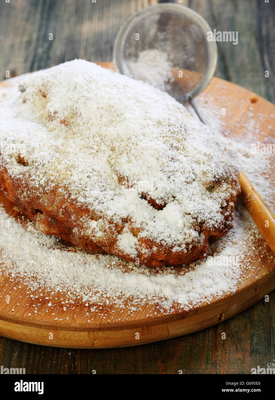 Il Natale lo Stollen decorata con zucchero a velo. Foto Stock